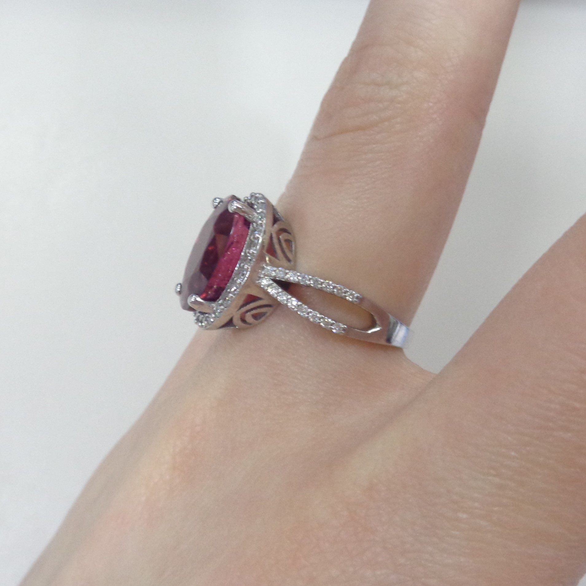 Кольцо из белого золота с розовым турмалином